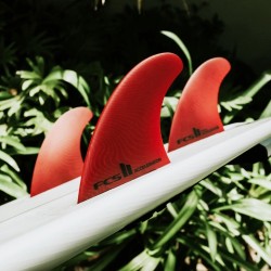 derives surf FCS II Accelerator Neo Glass Medium Red Tri Fins