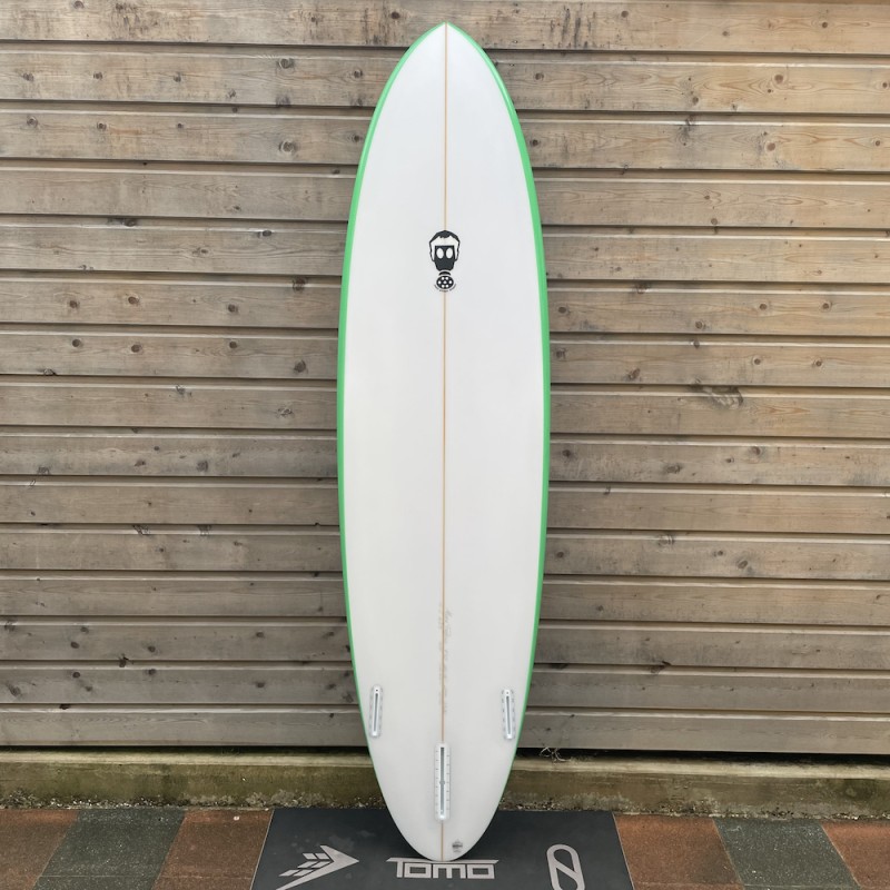 Planche Mark Phipps One Bad Egg 7'0 finition rail spray vert, shape fluide pour surfeur intermédiaire.