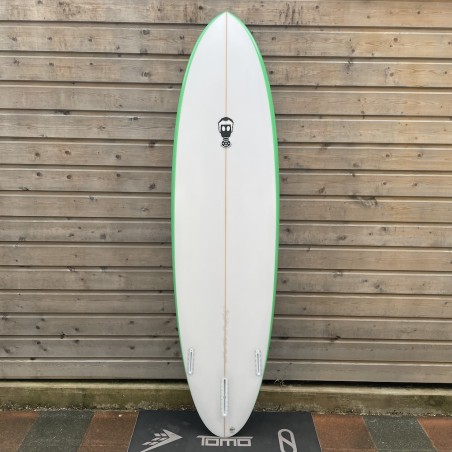 Planche Mark Phipps One Bad Egg 7'0 finition rail spray vert, shape fluide pour surfeur intermédiaire.