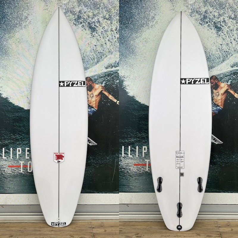 Planche de surf Pyzel Red Tiger blanche, design performance ultra-moderne, logo Pyzel.