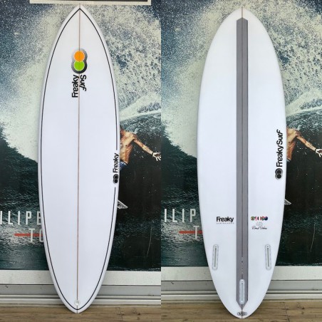 Shortboard hybride Freaky Surf Weed, résine epoxy blanche, montage thruster avec boîtiers Futures, shapeur Renaud Derbois.