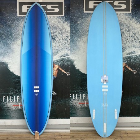 Planche de surf Indio Egg, coloris bleu avec design New Stripes, construction Epoxy Endurance, système de dérives Futures.