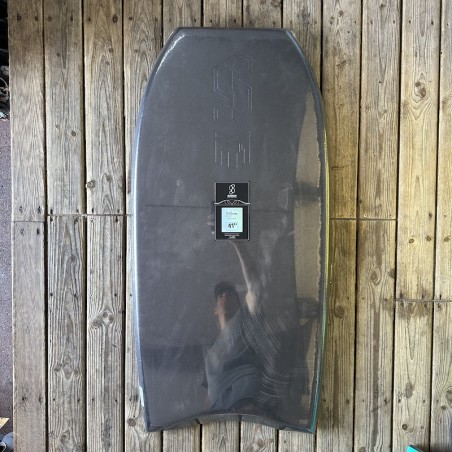 Planche de bodyboard Science Tanner McDaniel Flare avec son deck noir, son slick violet